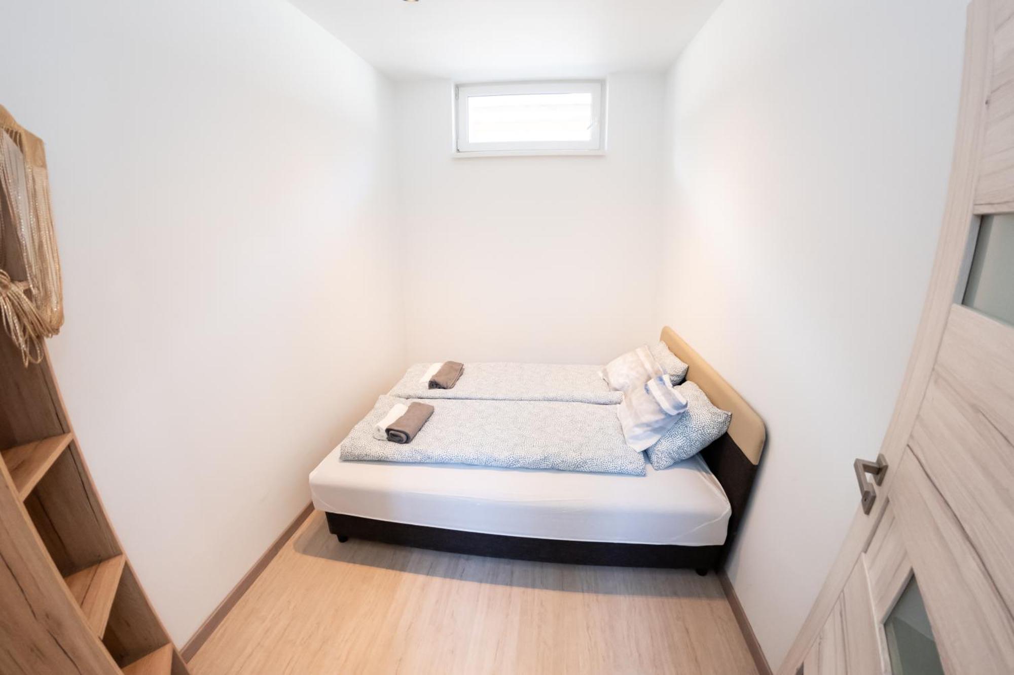 דברצן Winestone Corner Apartment מראה חיצוני תמונה