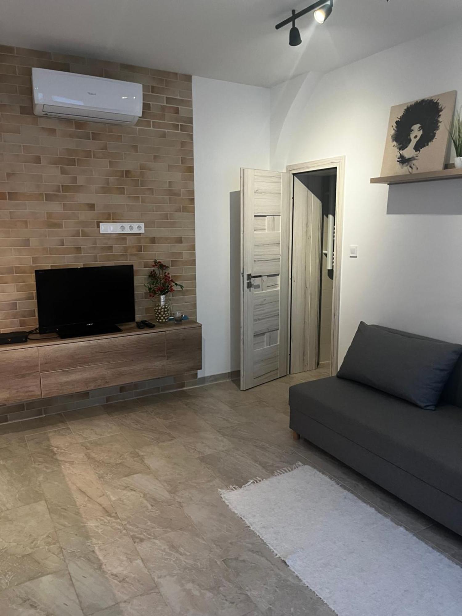 דברצן Winestone Corner Apartment מראה חיצוני תמונה