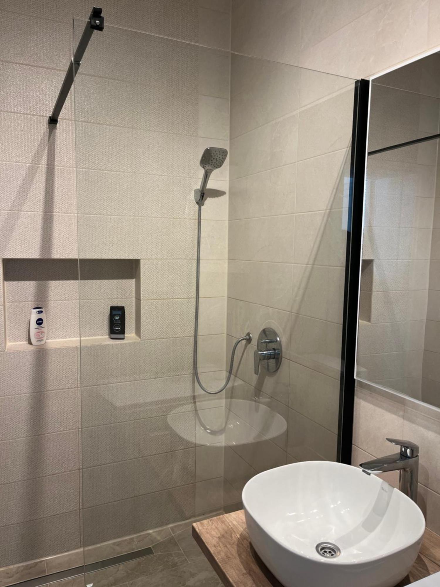 דברצן Winestone Corner Apartment מראה חיצוני תמונה